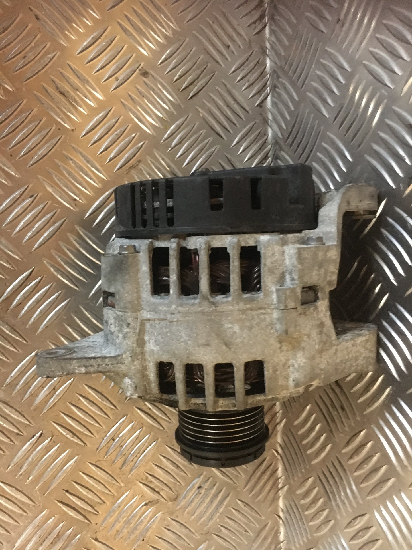 Renault Megane Generator Med OEM Nr. 8200054588 Fra Renault Ophugger