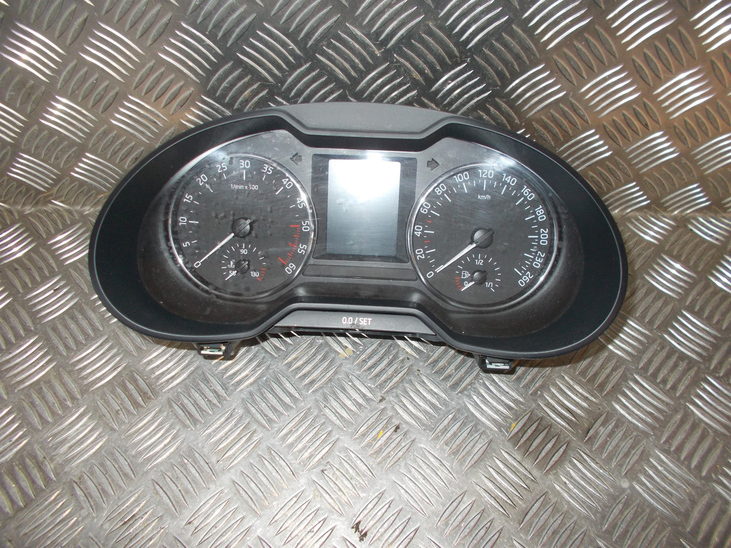 Skoda Octavia Speedometer - Instrument Med OEM Nr. 5E0920861E Fra Skoda Ophugger