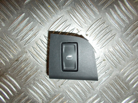 Skoda Octavia Kontakt Rudehejs Med OEM Nr. 5E0959855 Fra Skoda Ophugger