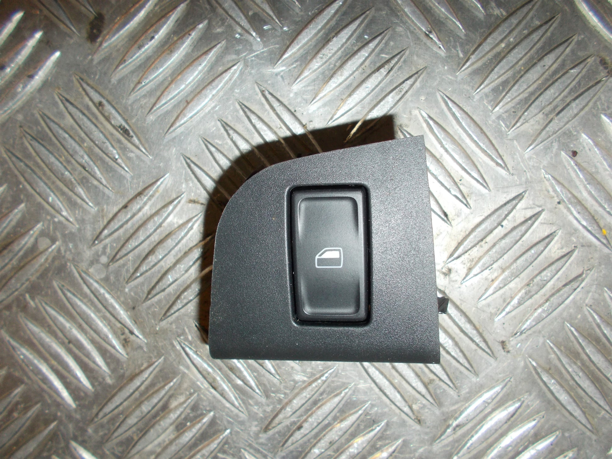 Skoda Octavia Kontakt Rudehejs Med OEM Nr. 5E0959855 Fra Skoda Ophugger