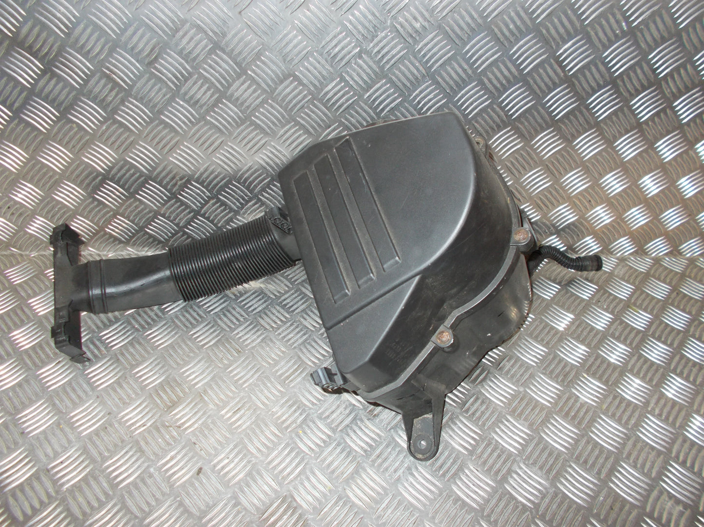 VW Polo 6R Luftfilterkasse Med OEM Nr. 6R0129601C Fra VW Ophugger