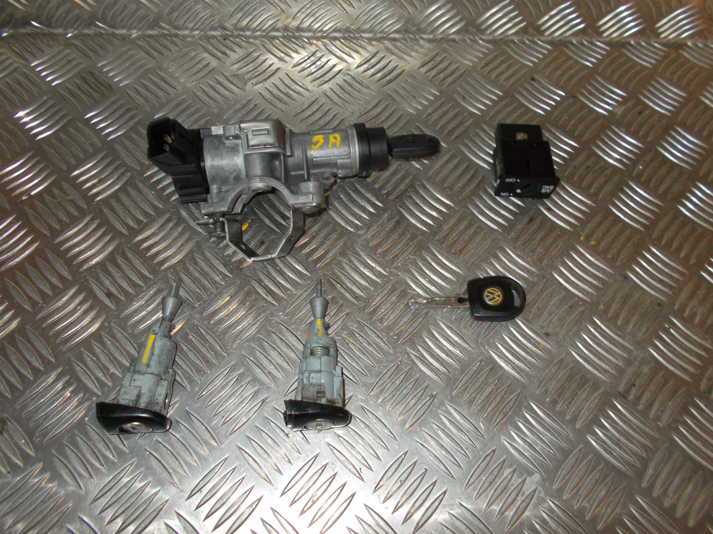 VW Polo 6R Låsesæt Med OEM Nr. 6R0905851B Fra VW Ophugger