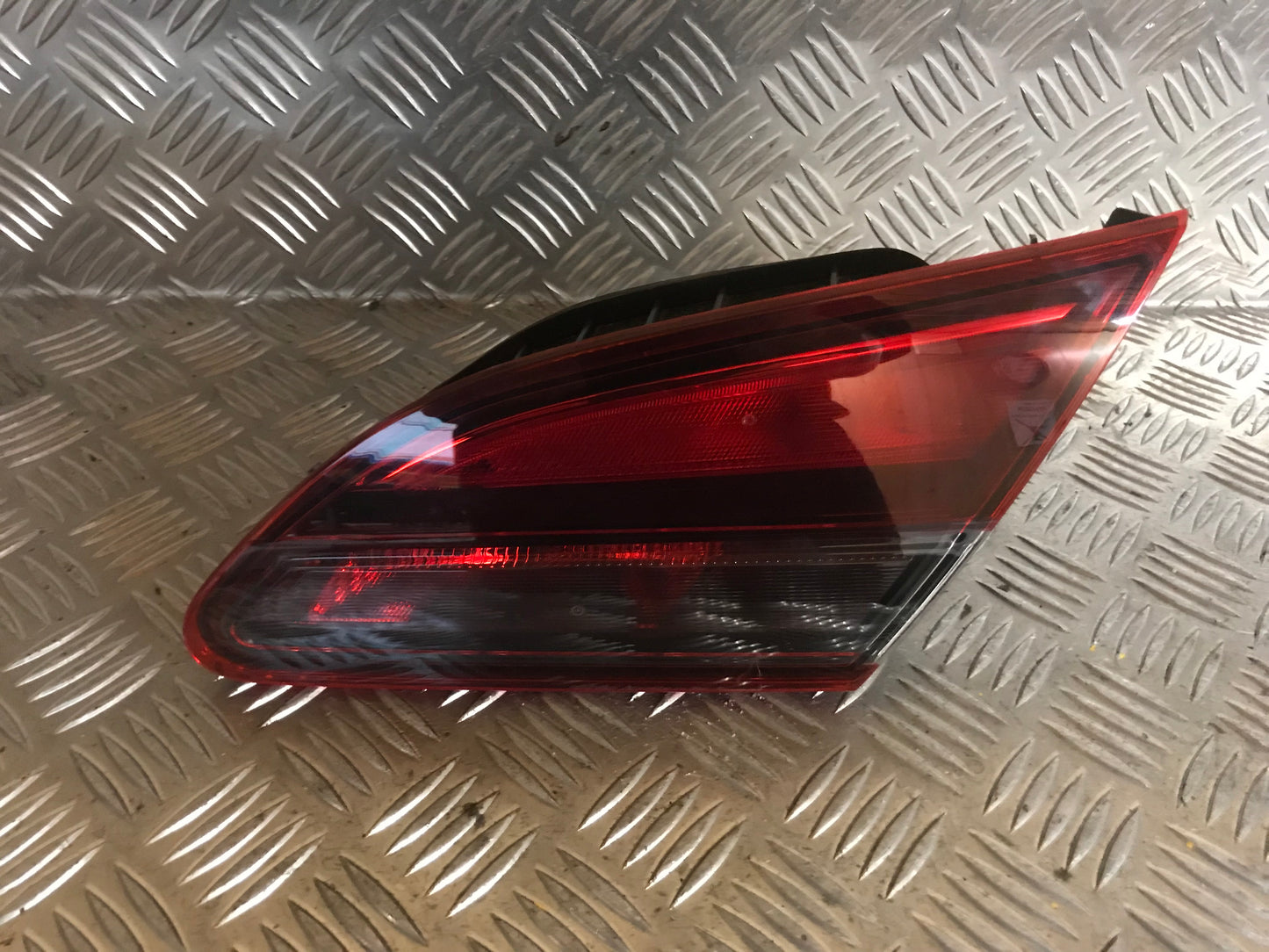 Opel Astra J Baglygte Med OEM Nr. 13399955 Fra Opel Ophugger