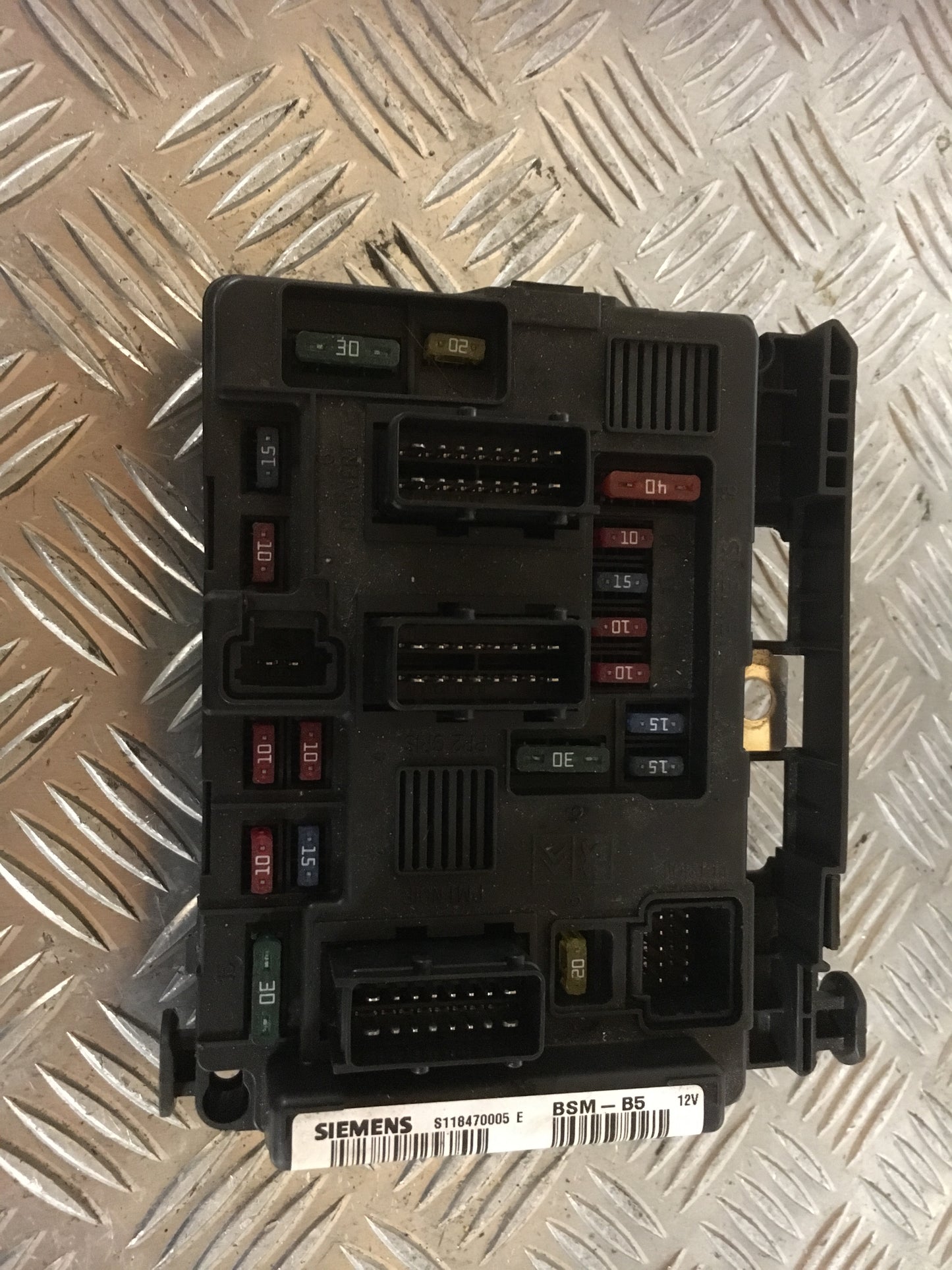 Citroen C5 Sikringsboks Med OEM Nr. 9643498680 Fra Citroen Ophugger