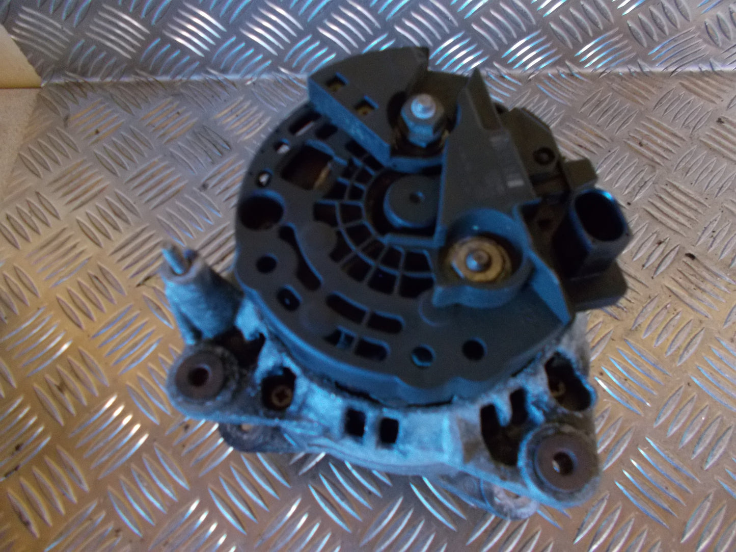 VW Passat 3B Generator Med OEM Nr. 0124515026 Fra VW Ophugger