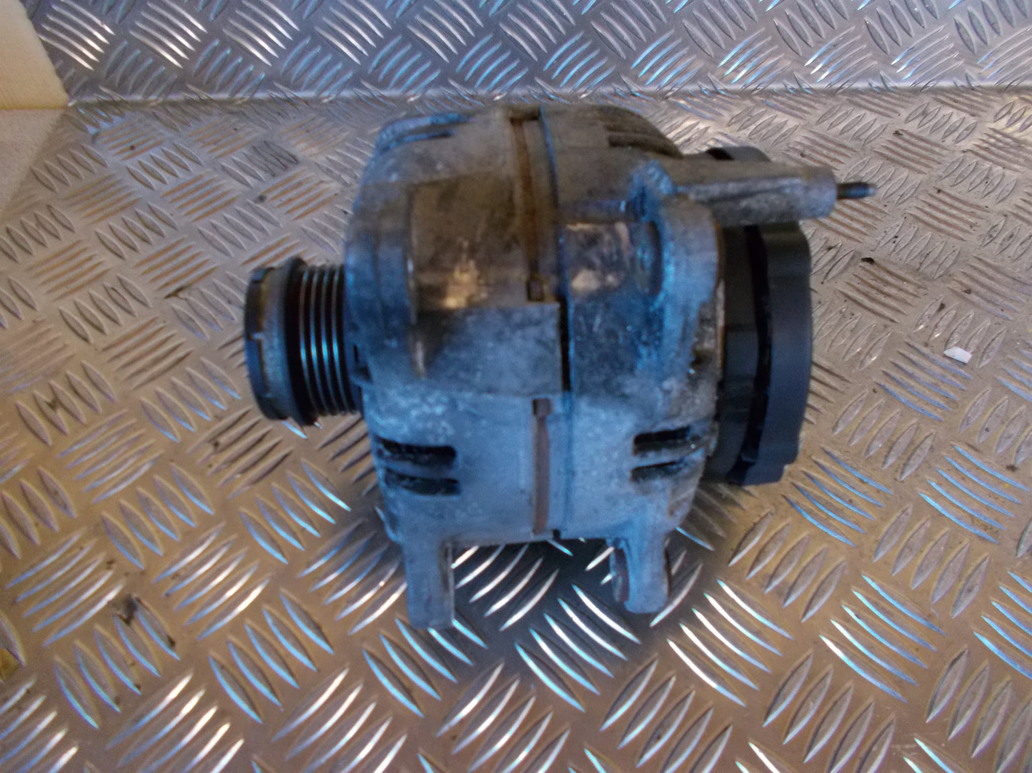 VW Passat 3B Generator Med OEM Nr. 0124515026 Fra VW Ophugger