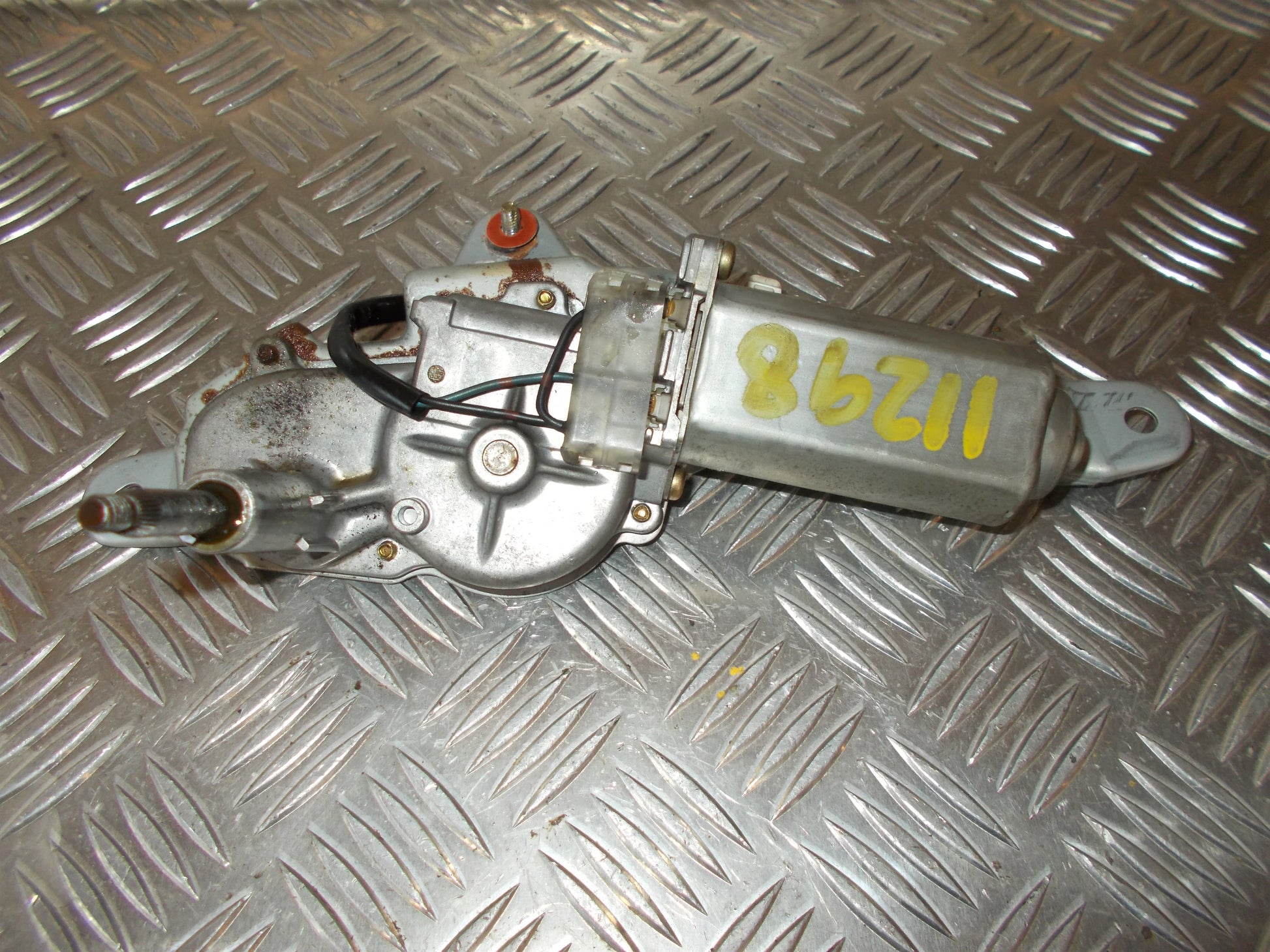 Toyota Yaris Jap. Bagrudevisker Motor Med OEM Nr. Ophugger Fra Toyota Ophugger