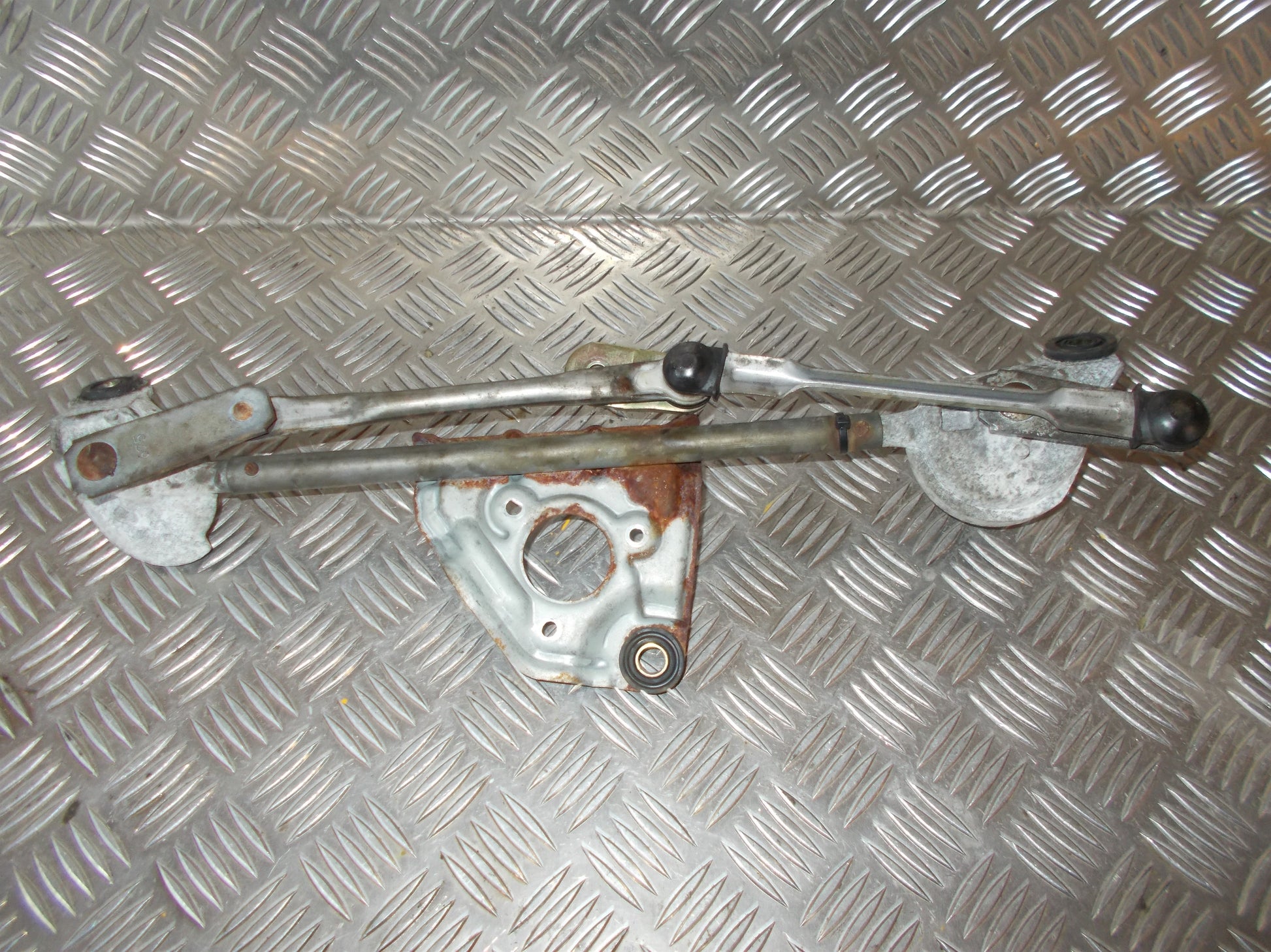 Toyota Yaris Jap. Viskertræk Med OEM Nr. Ophugger Fra Toyota Ophugger