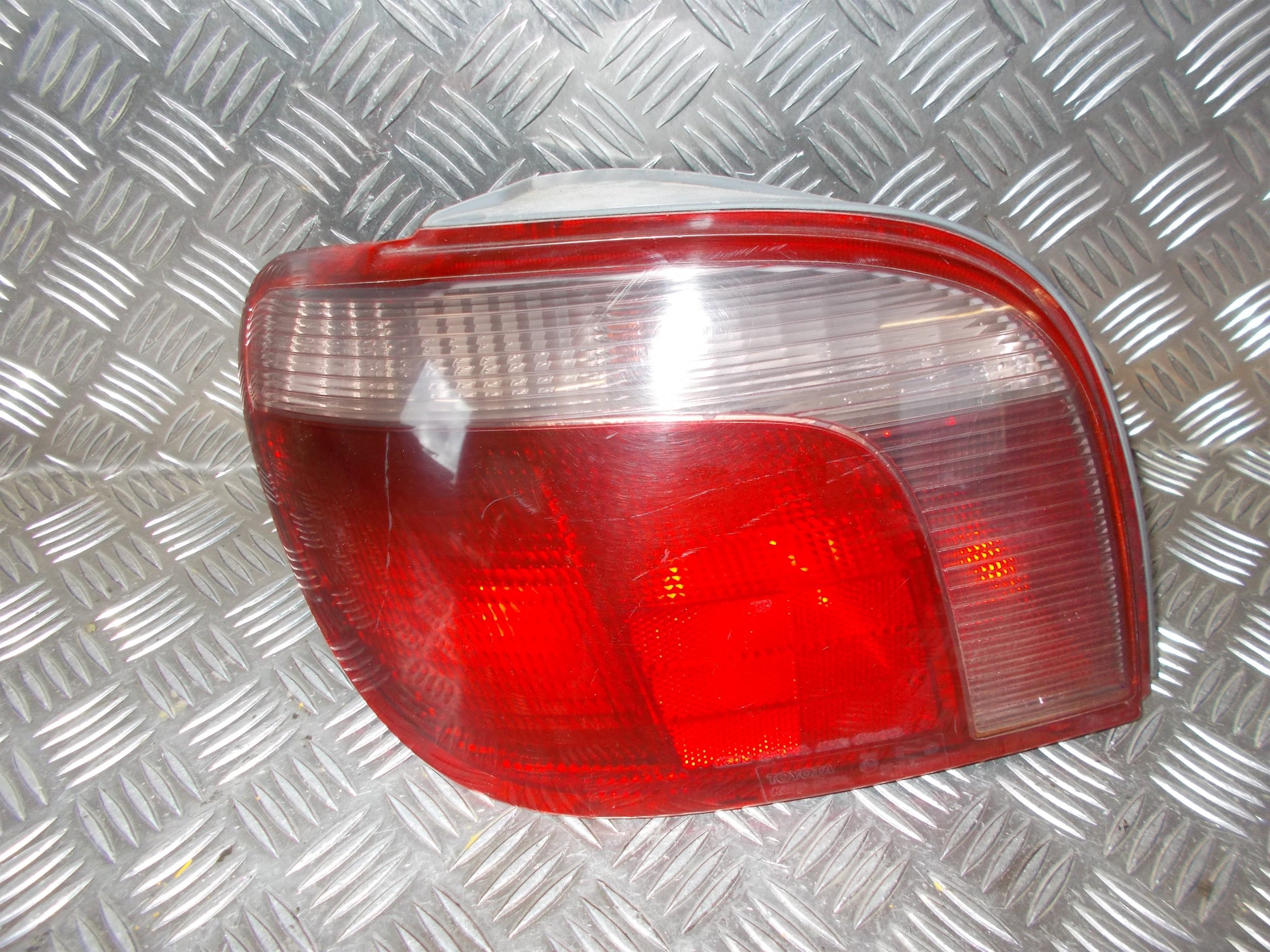 Toyota Yaris Jap. Baglygte Med OEM Nr. 8156052120 Fra Toyota Ophugger