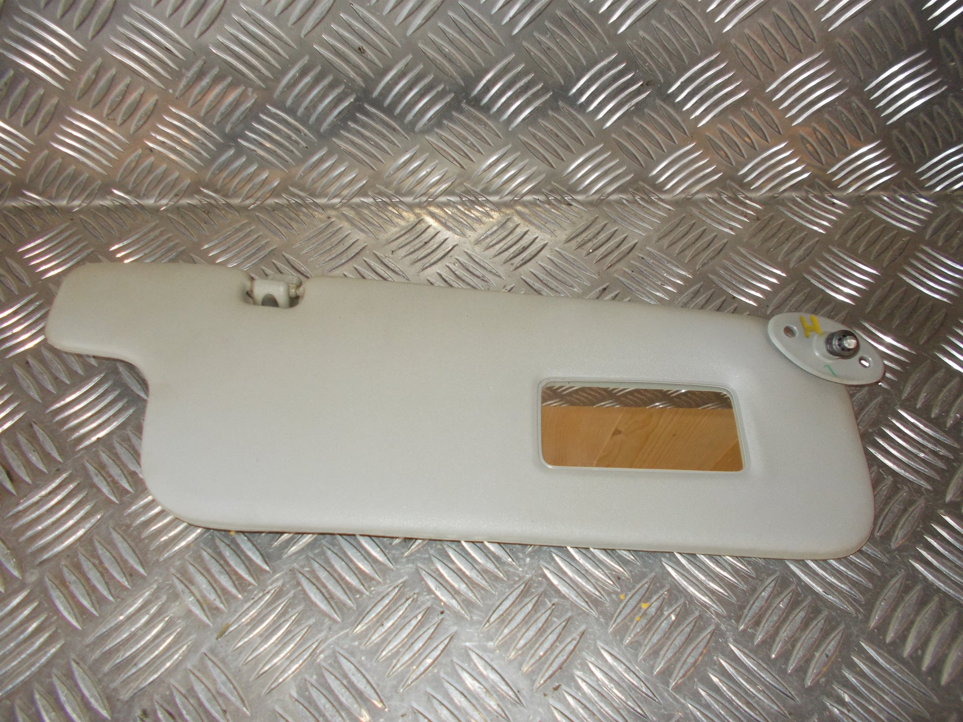 Toyota Yaris Jap. Solskærm Med OEM Nr. Ophugger Fra Toyota Ophugger