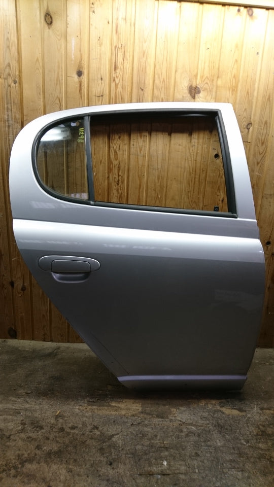 Toyota Yaris Jap. Bagdør H Med OEM Nr. 6700352011 Fra Toyota Ophugger