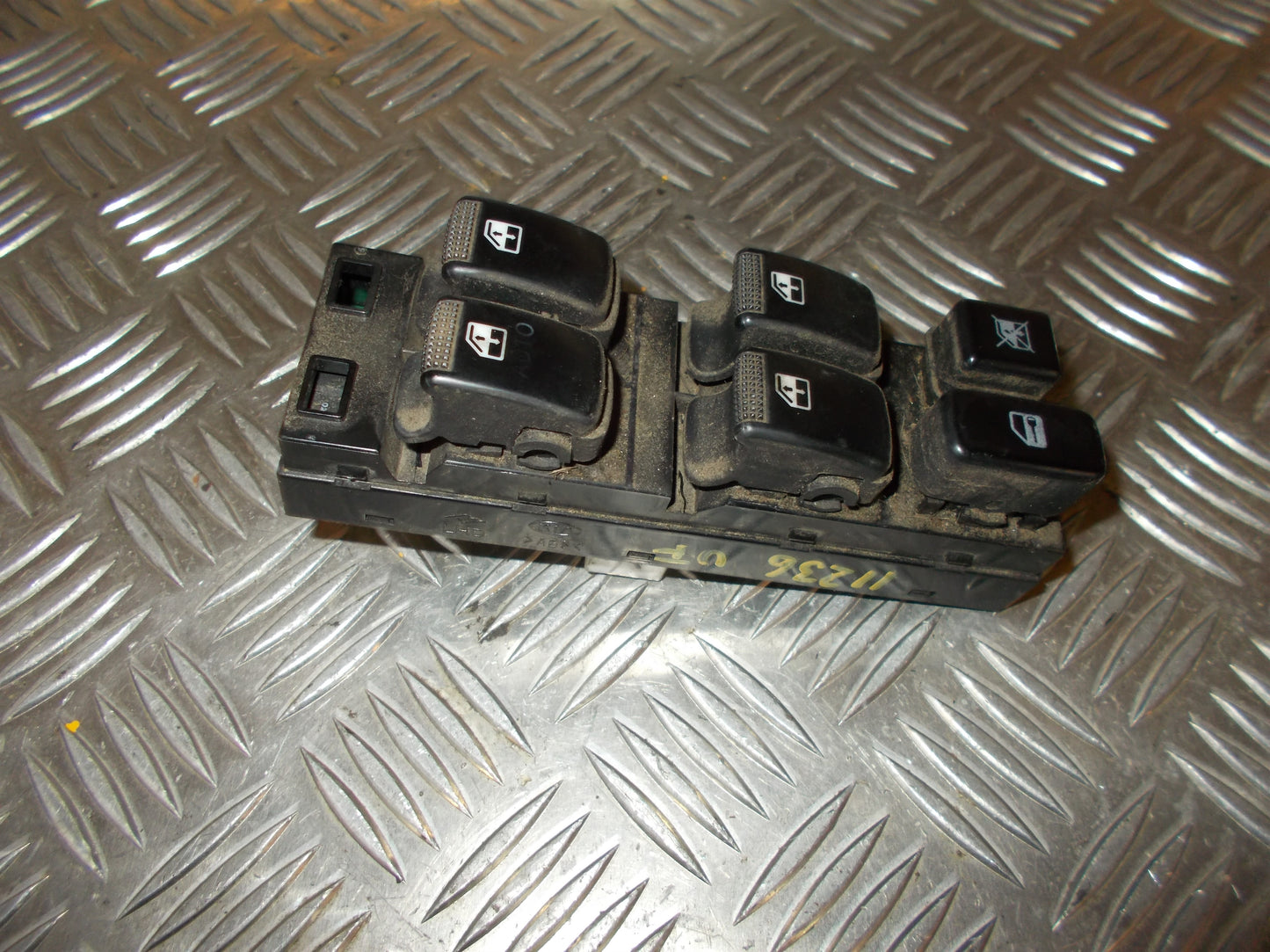 Kia Sorento Kontakt Rudehejs Med OEM Nr. Ophugger Fra Kia Ophugger