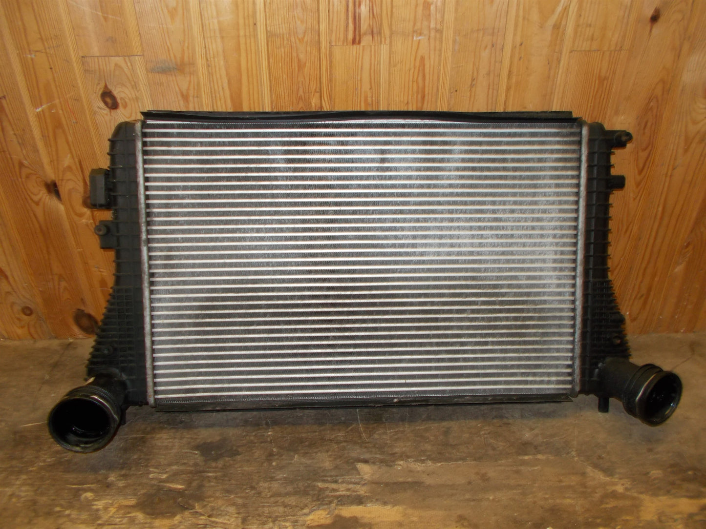 Audi A3 8P Køler Intercooler Med OEM Nr. 1K0145803E Fra Audi Ophugger