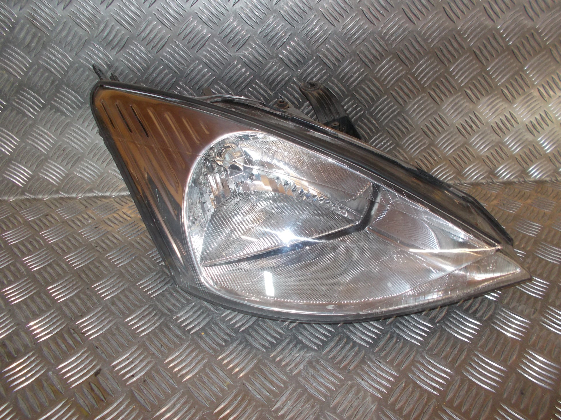 Ford Focus Forlygte Med OEM Nr. Ophugger Fra Ford Ophugger