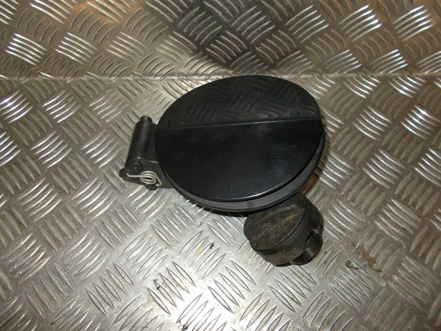 Audi A3 8P Benzinklap / Tankklap Med OEM Nr. 8P0809999F Fra Audi Ophugger