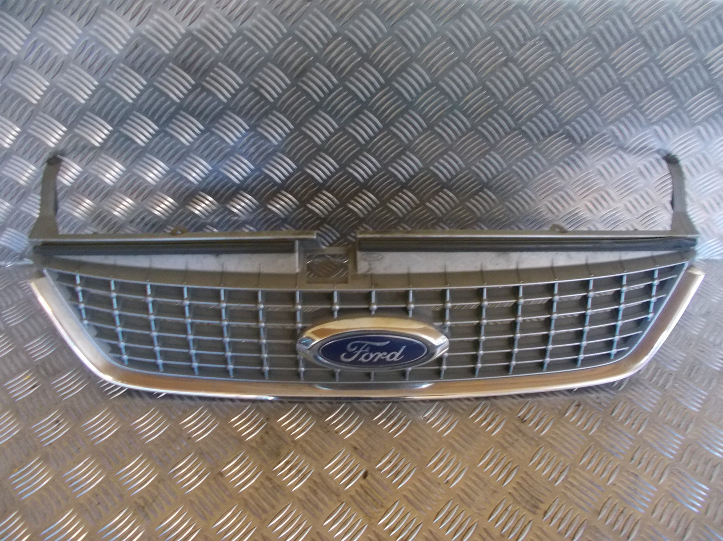 Ford Mondeo 4 Frontgitter Med OEM Nr. 7S718200D Fra Ford Ophugger