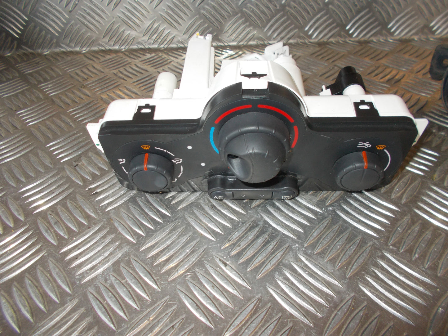 Renault Clio 3 Varmeregulering Med OEM Nr. J77AC1 Fra Renault Ophugger