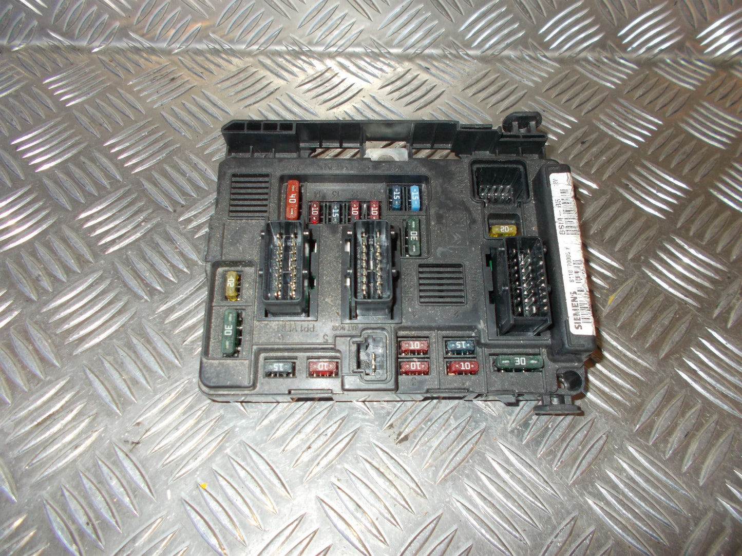 Peugeot 206 Sikringsboks Med OEM Nr. 9643498680 Fra Peugeot Ophugger