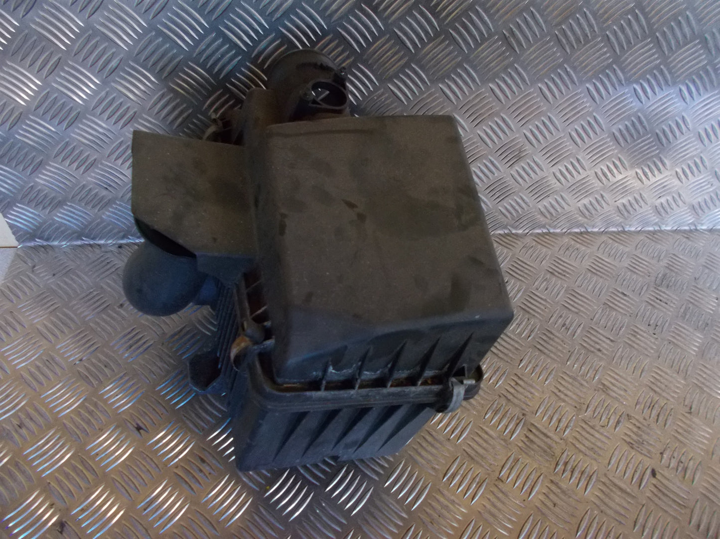 Mazda 6 Gh Luftfilterkasse Med OEM Nr. R2AA Fra Mazda Ophugger