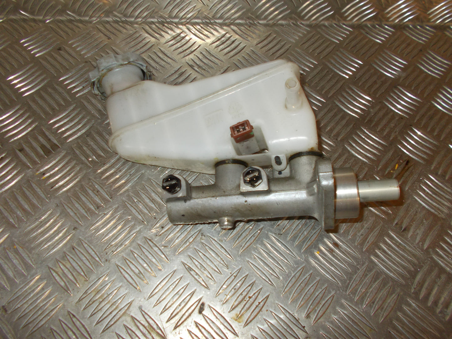 Hyundai I20 NL Bremsehovedcylinder Med OEM Nr. Ophugger Fra Hyundai Ophugger