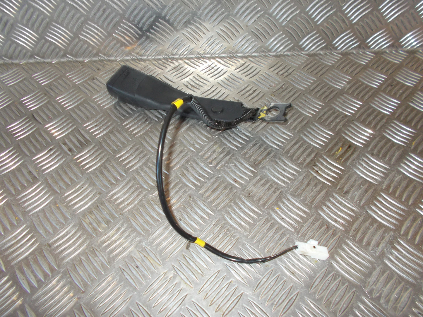 Peugeot 107 Seleholder (/-Lås) Med OEM Nr. Ophugger Fra Peugeot Ophugger