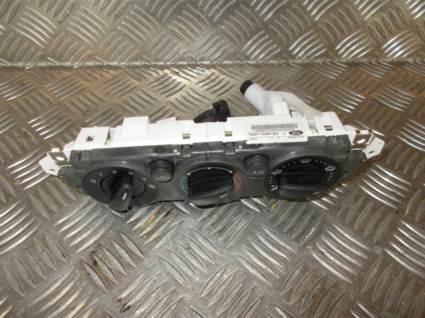 Ford Focus Varmeregulering Med OEM Nr. Ophugger Fra Ford Ophugger