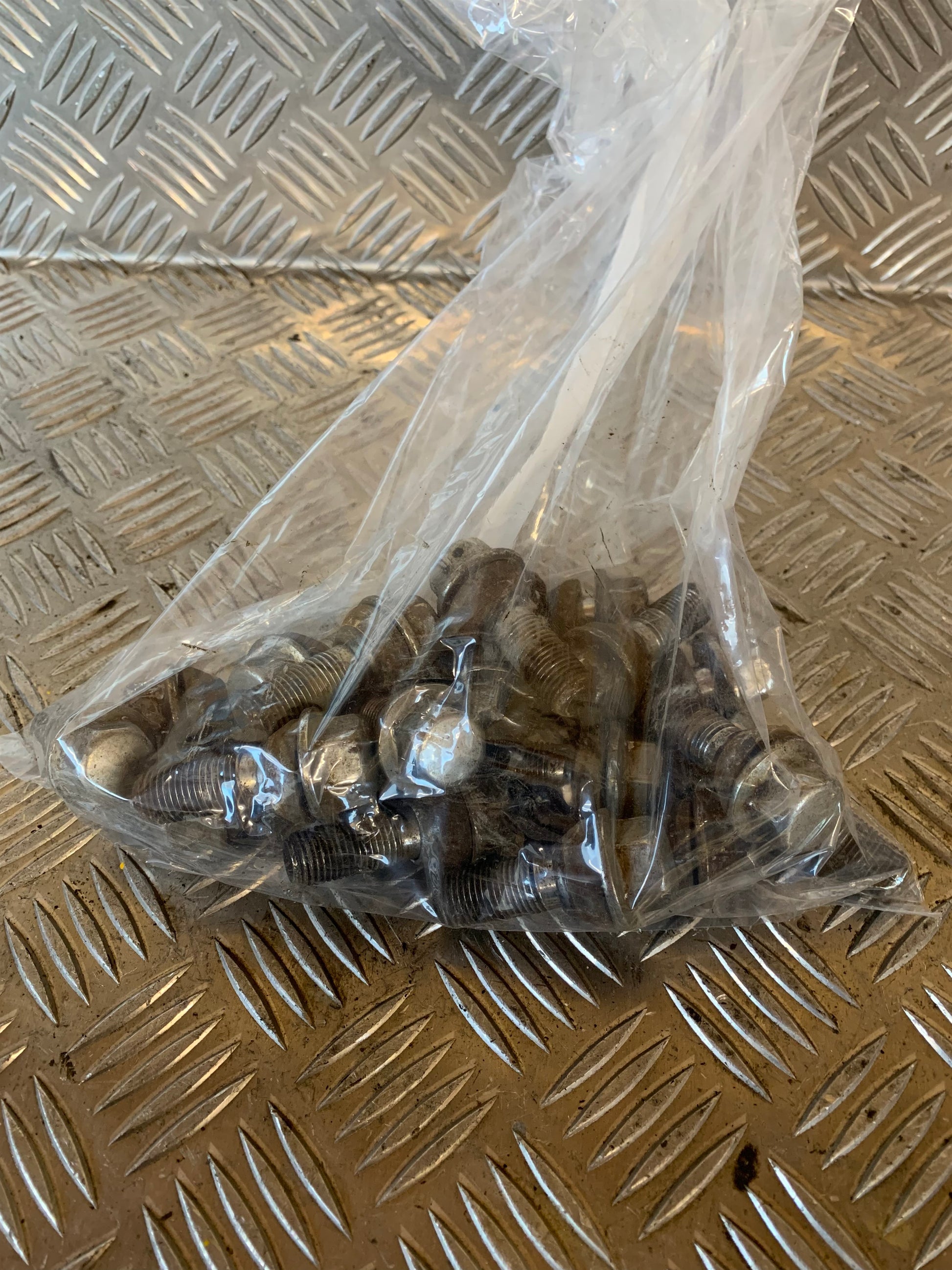 Volvo S60/V60 Hjulbolte/Møtrikker Med OEM Nr. Ophugger Fra Volvo Ophugger