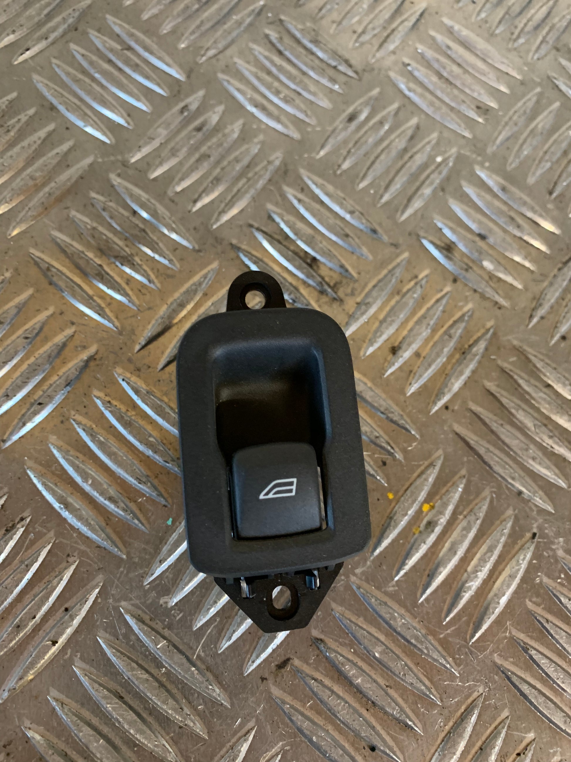 Volvo S60/V60 Kontakt Rudehejs Med OEM Nr. 31272013 Fra Volvo Ophugger