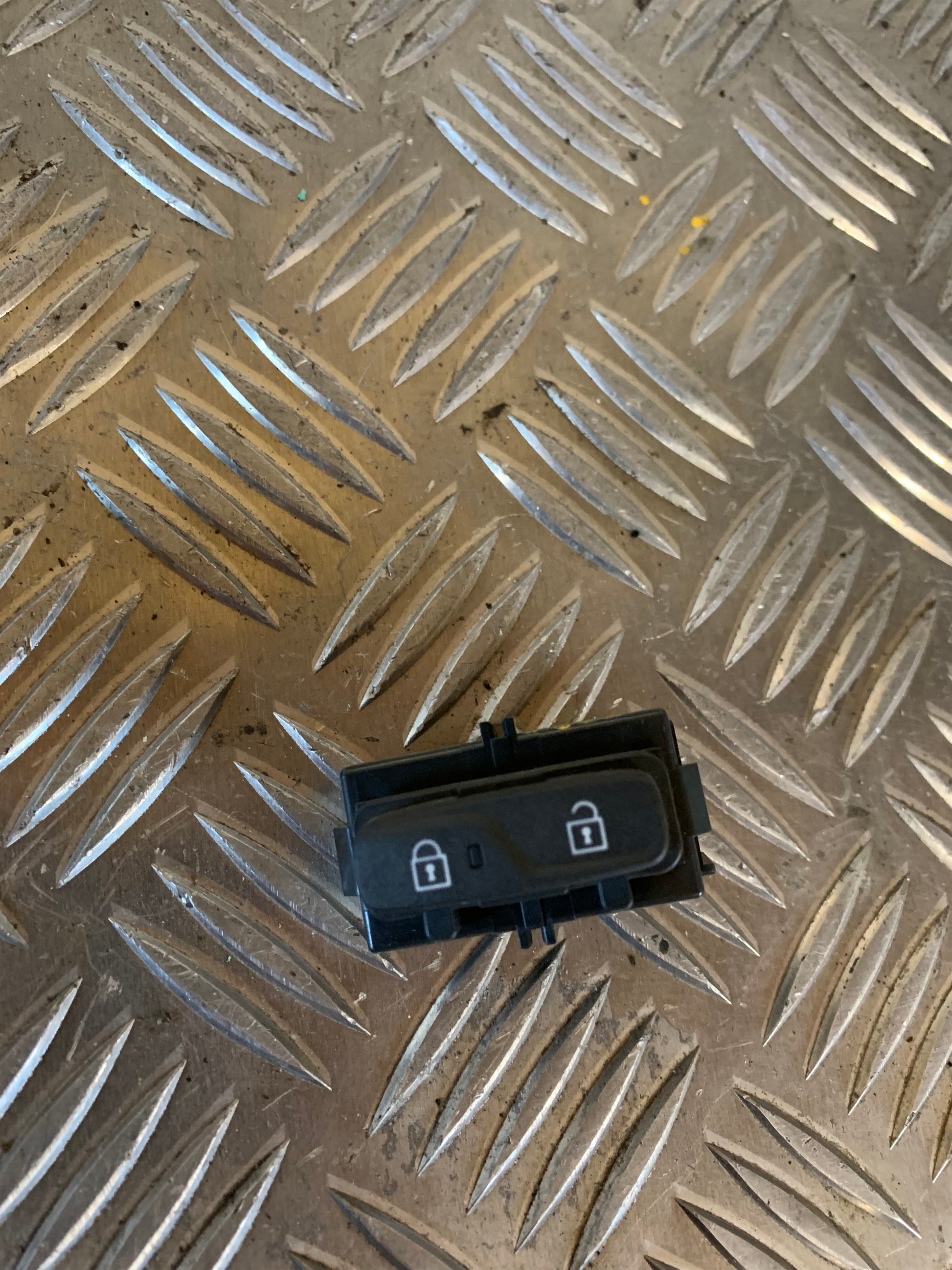 Volvo S60/V60 Kontakt Diverse Med OEM Nr. 31318989 Fra Volvo Ophugger