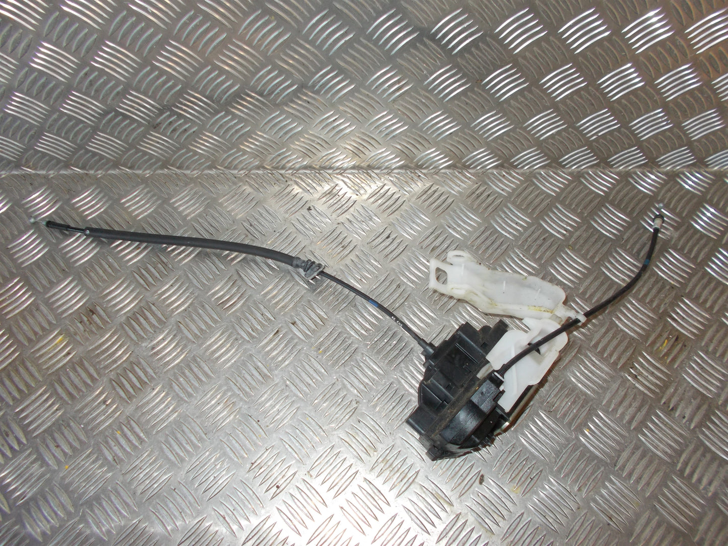 Kia Ceed Dørlås Med OEM Nr. Ophugger Fra Kia Ophugger