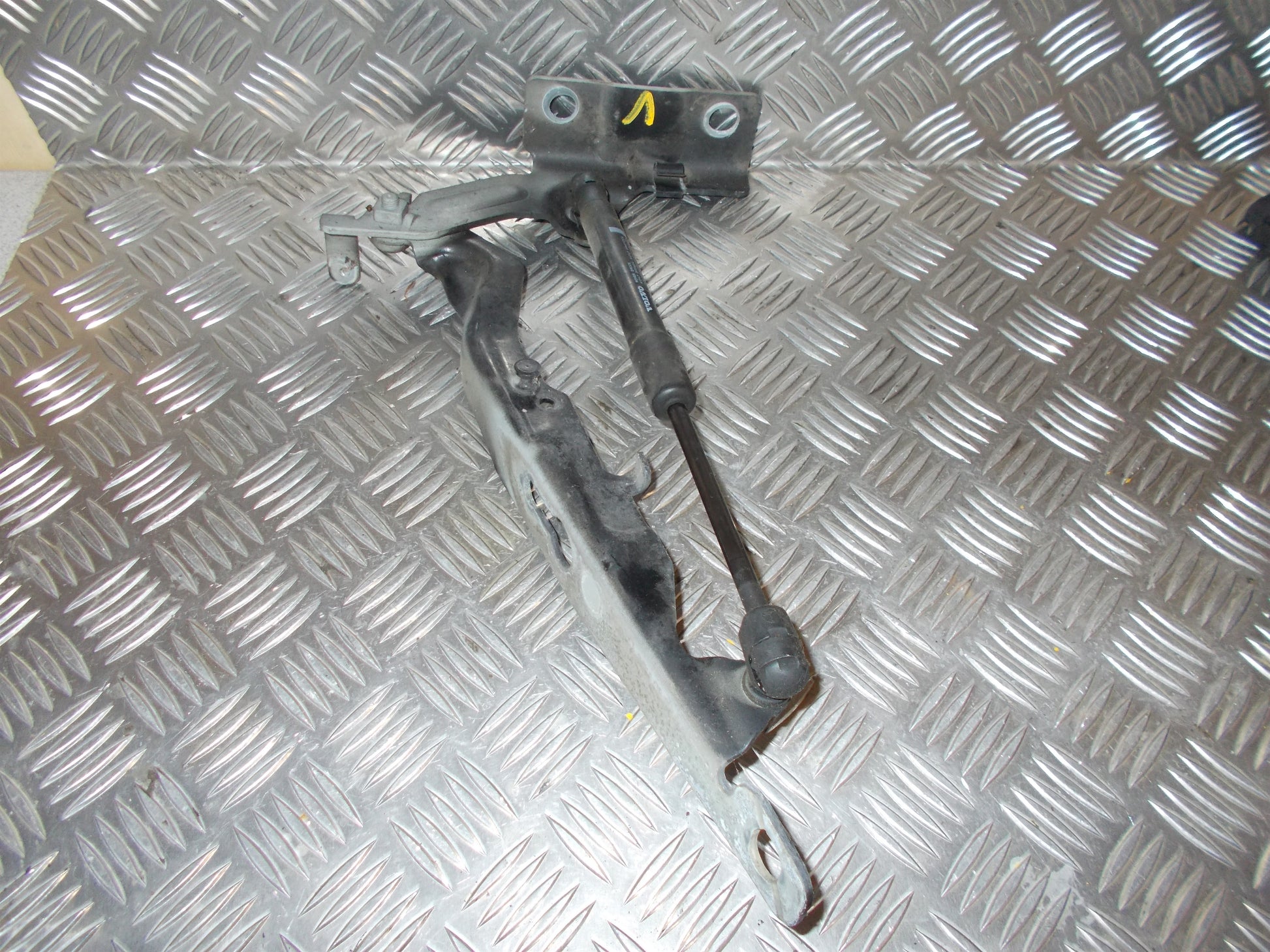 Volvo S60/V60 Hjelmhængsel Med OEM Nr. Ophugger Fra Volvo Ophugger