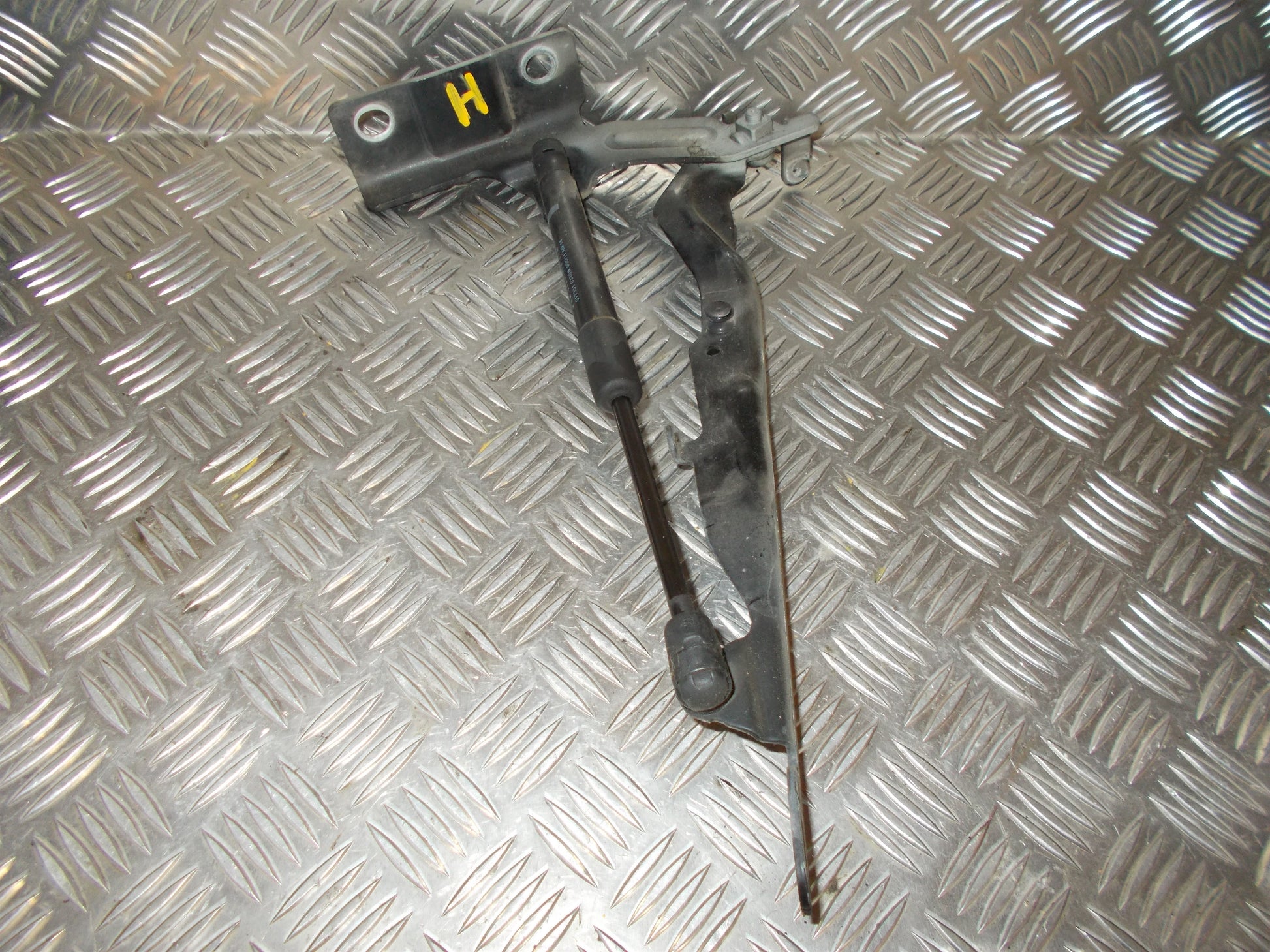 Volvo S60/V60 Hjelmhængsel Med OEM Nr. Ophugger Fra Volvo Ophugger