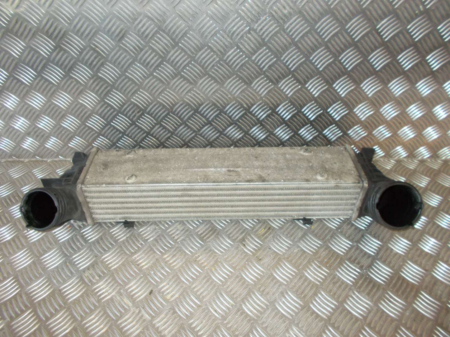 BMW 3-Serie E90/E91/E92/E Køler Intercooler Med OEM Nr. 779878802 Fra BMW Ophugger