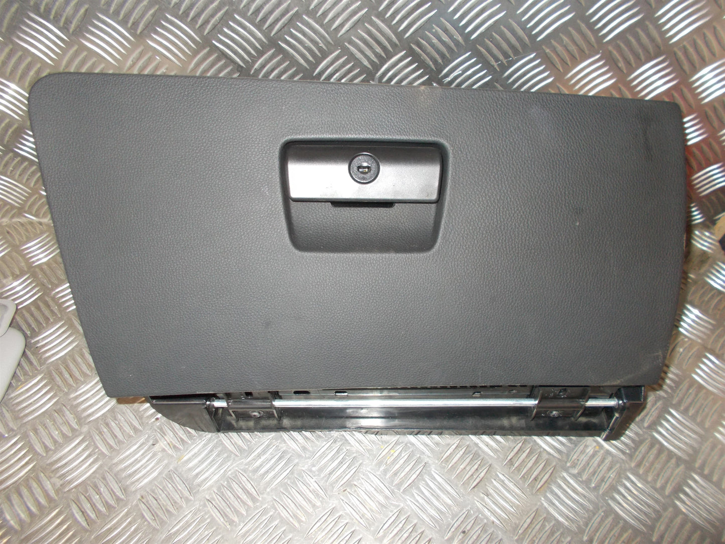 BMW 3-Serie E90/E91/E92 Handskerum Med OEM Nr. Ophugger Fra BMW Ophugger