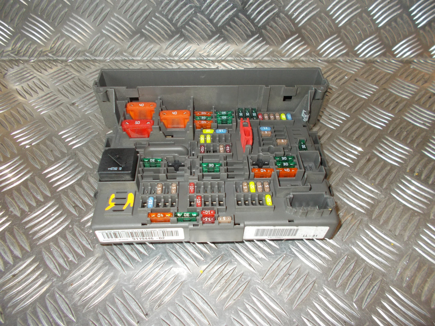 BMW 3-Serie E90/E91/E92/E Sikringsboks Med OEM Nr. 911944602 Fra BMW Ophugger