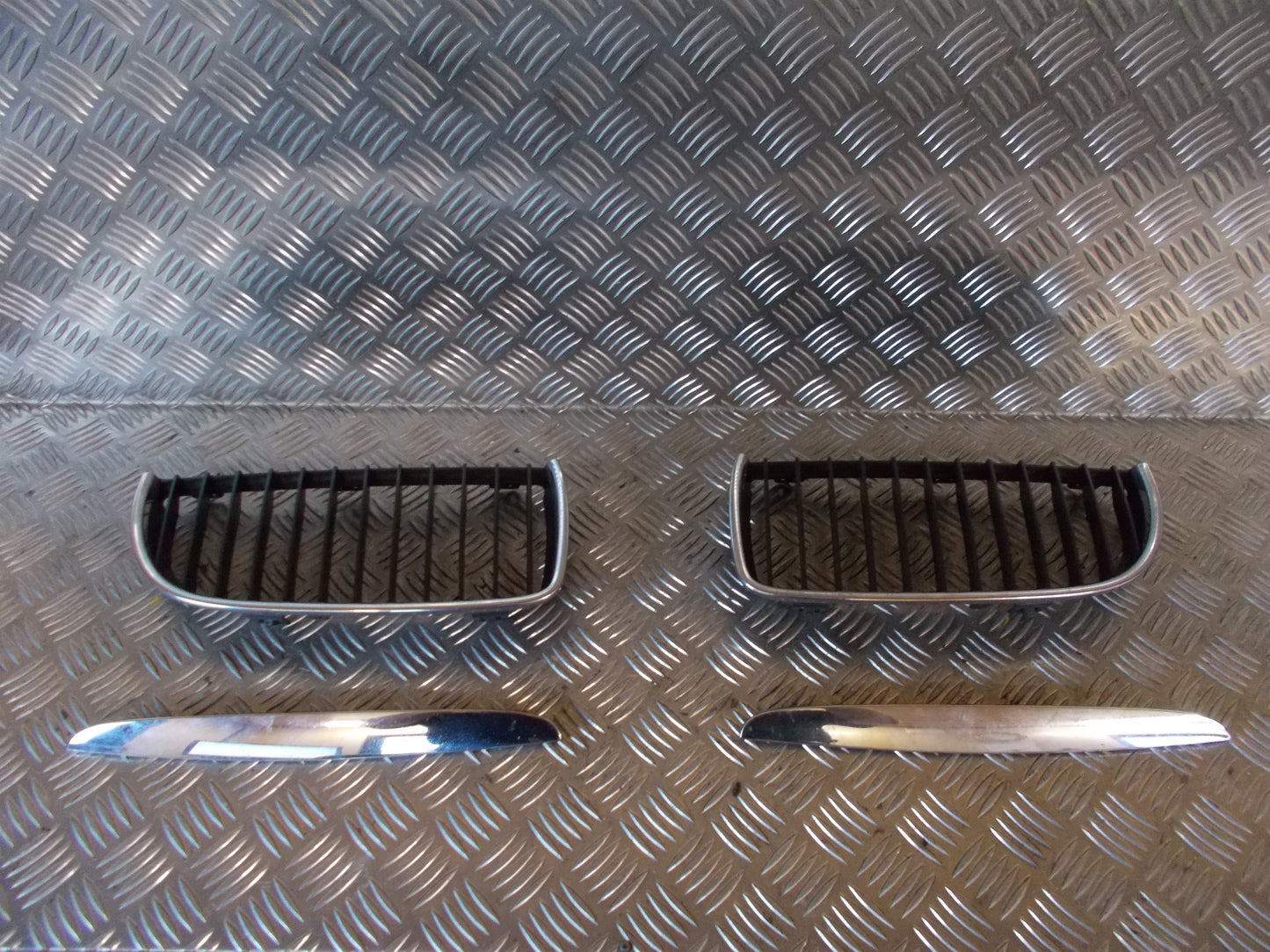 BMW 3-Serie E90/E91/E92/E Frontgitter Med OEM Nr. Ophugger Fra BMW Ophugger