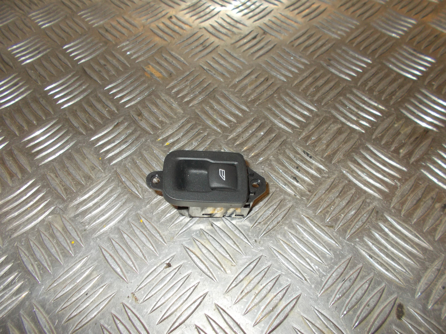 Volvo Xc60 Kontakt Rudehejs Med OEM Nr. 31272013 Fra Volvo Ophugger