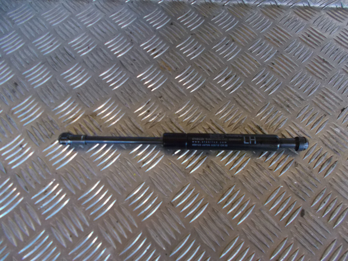 Volvo V70 Bagklapsdæmper Med OEM Nr. 31335795 Fra Volvo Ophugger