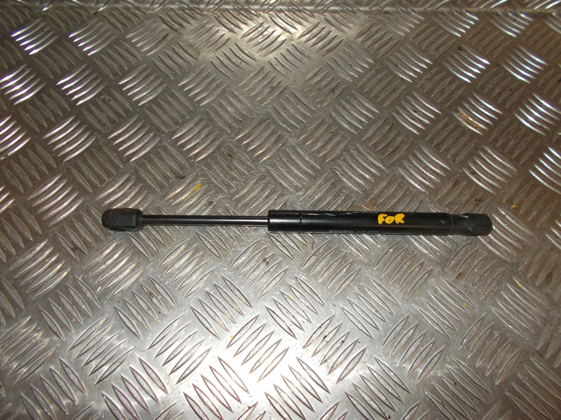 Volvo V70 Fronthjelmsdæmper Med OEM Nr. 30649516 Fra Volvo Ophugger