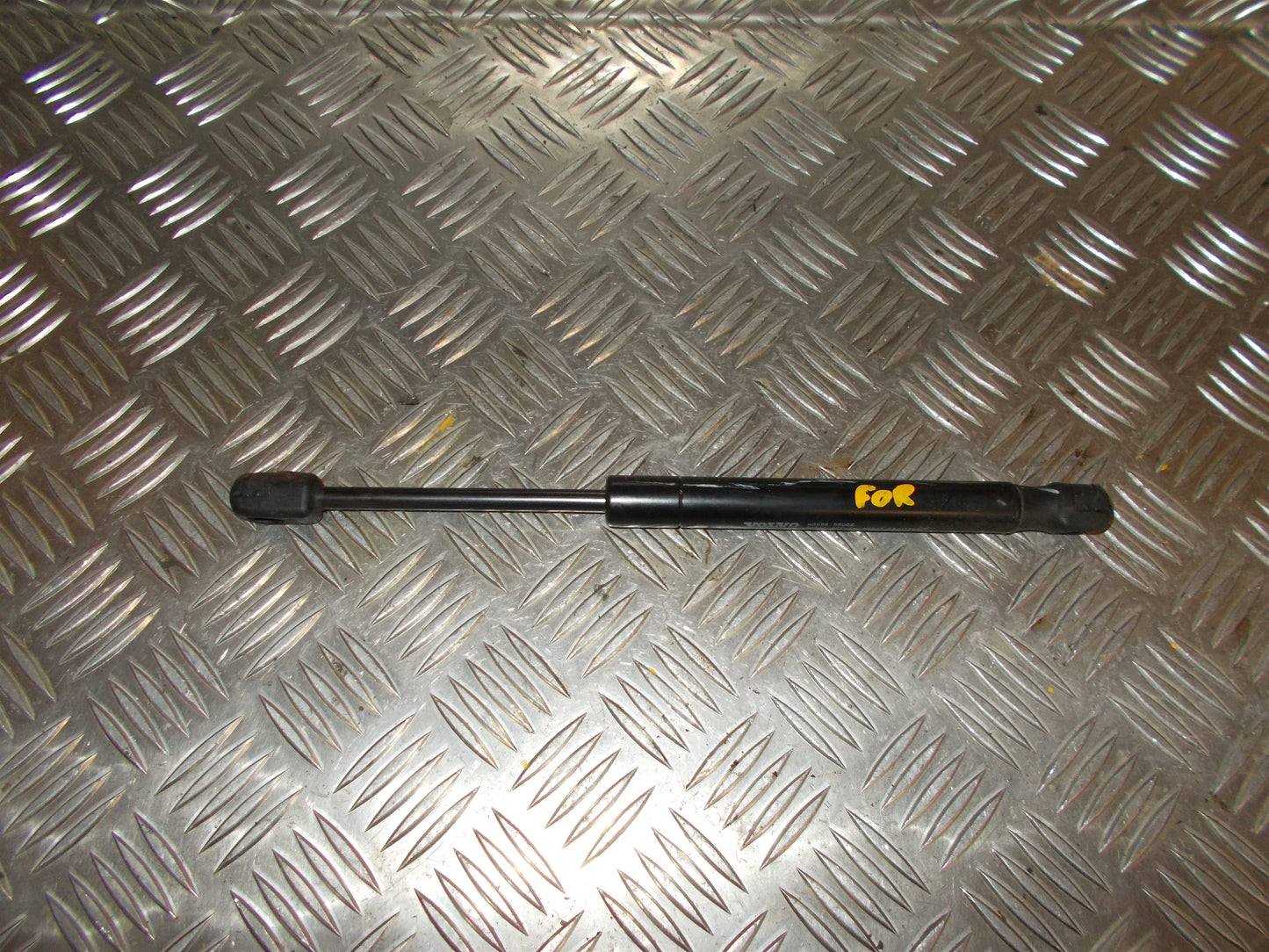 Volvo V70 Fronthjelmsdæmper Med OEM Nr. 30649516 Fra Volvo Ophugger