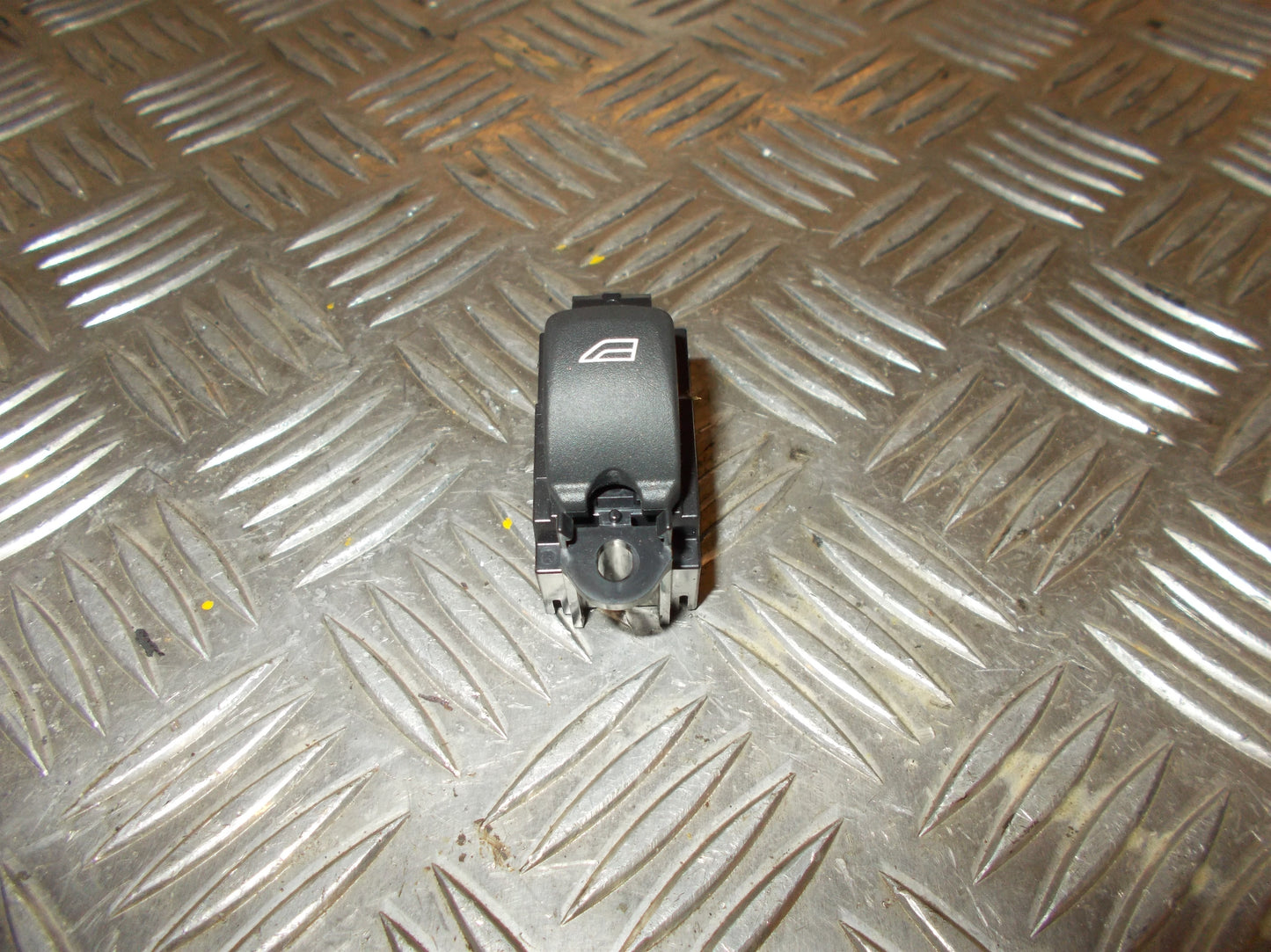 Volvo V70 Kontakt Rudehejs Med OEM Nr. 31394840 Fra Volvo Ophugger