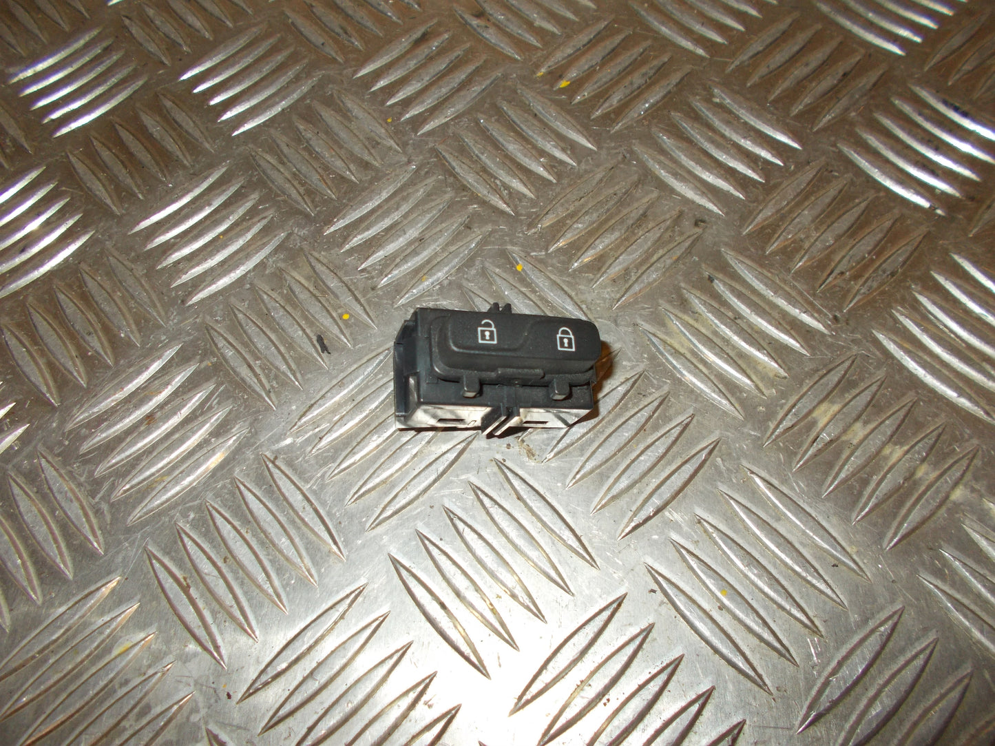 Volvo V70 Kontakt Diverse Med OEM Nr. 31343099 Fra Volvo Ophugger