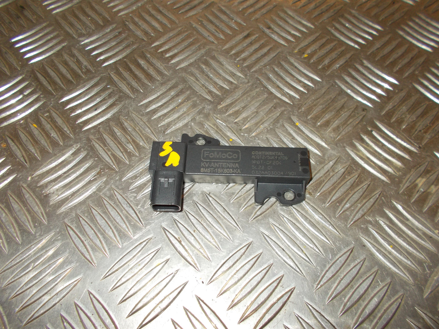 Volvo V70 Antenne Med OEM Nr. 8M5T15K603KA Fra Volvo Ophugger