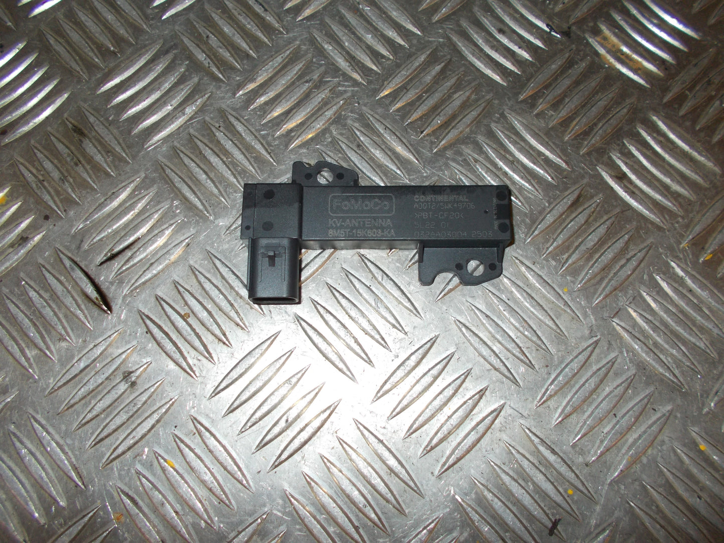 Volvo V70 Antenne Med OEM Nr. 8M5T15K603KA Fra Volvo Ophugger