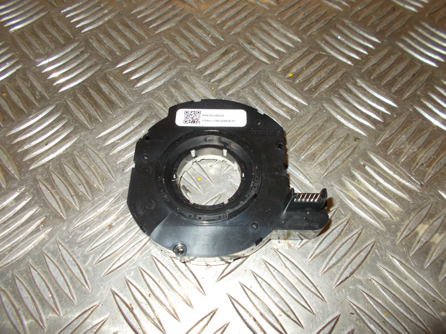 Volvo V70 Ratvinkelsensor Med OEM Nr. AND761002D Fra Volvo Ophugger