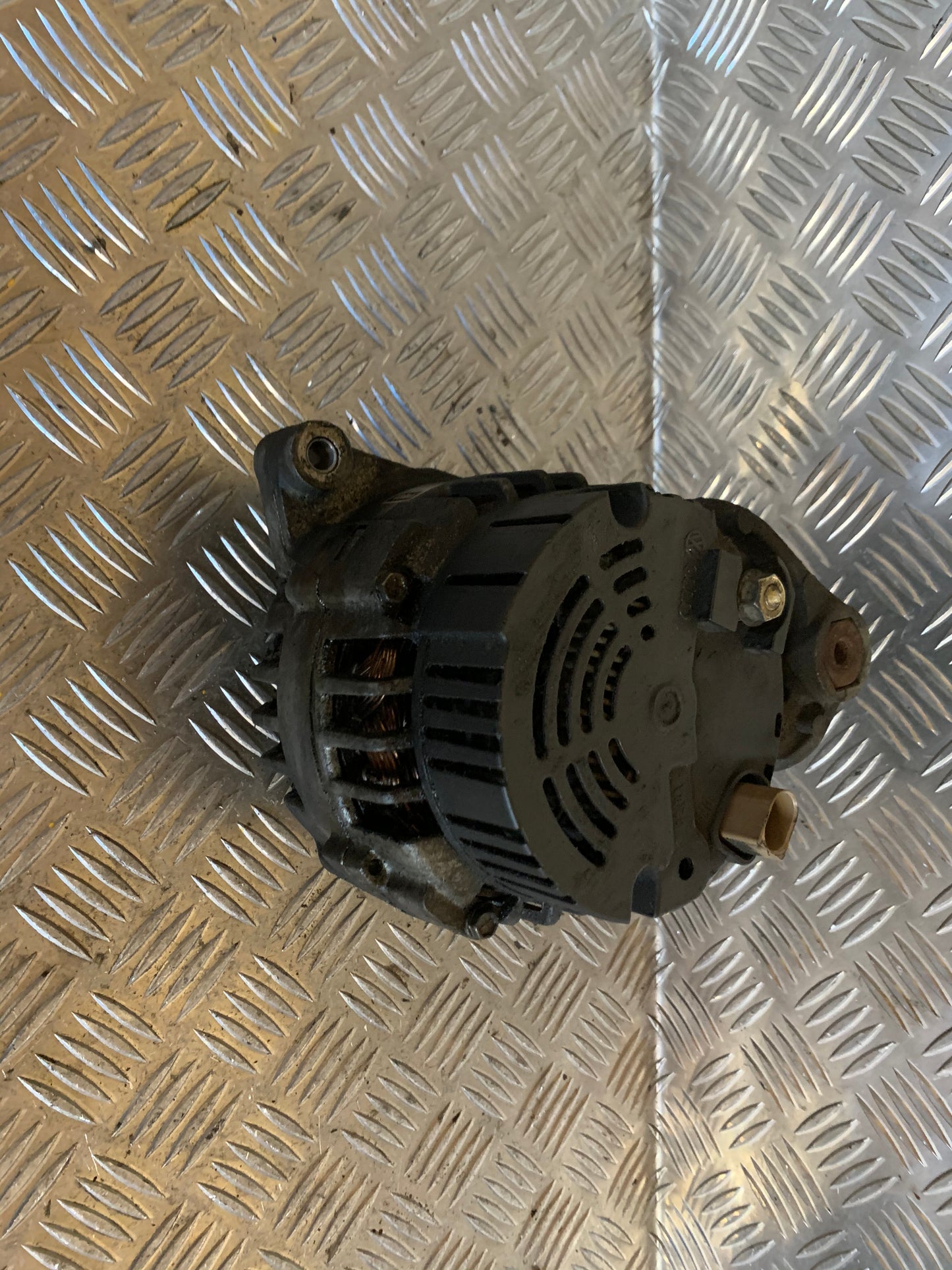 Audi A6 4B Generator Med OEM Nr. 058903018X Fra Audi Ophugger