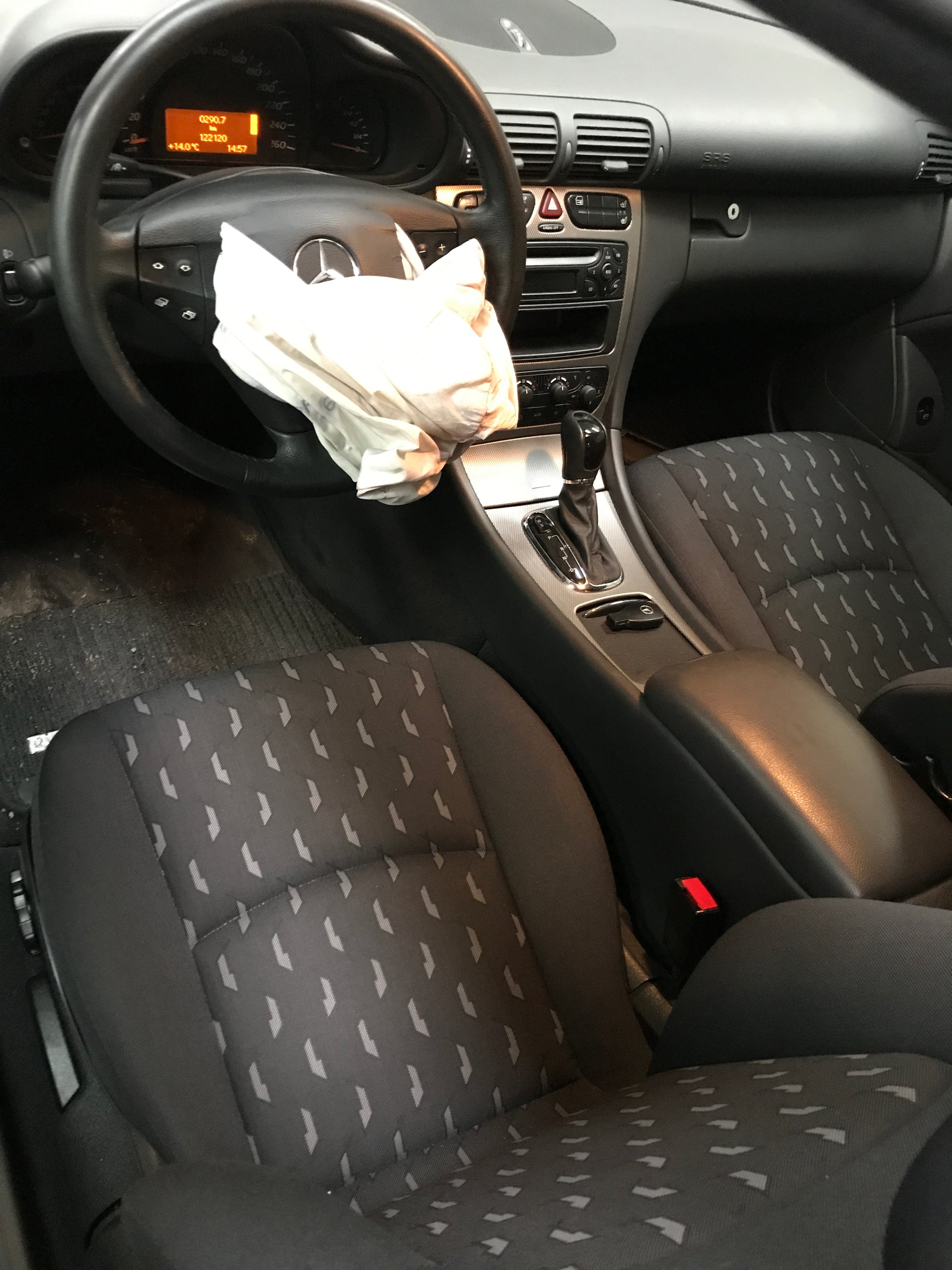 Mercedes C W203 Pluk-Selv-Bil Med OEM Nr. Ophugger Fra Mercedes Ophugger