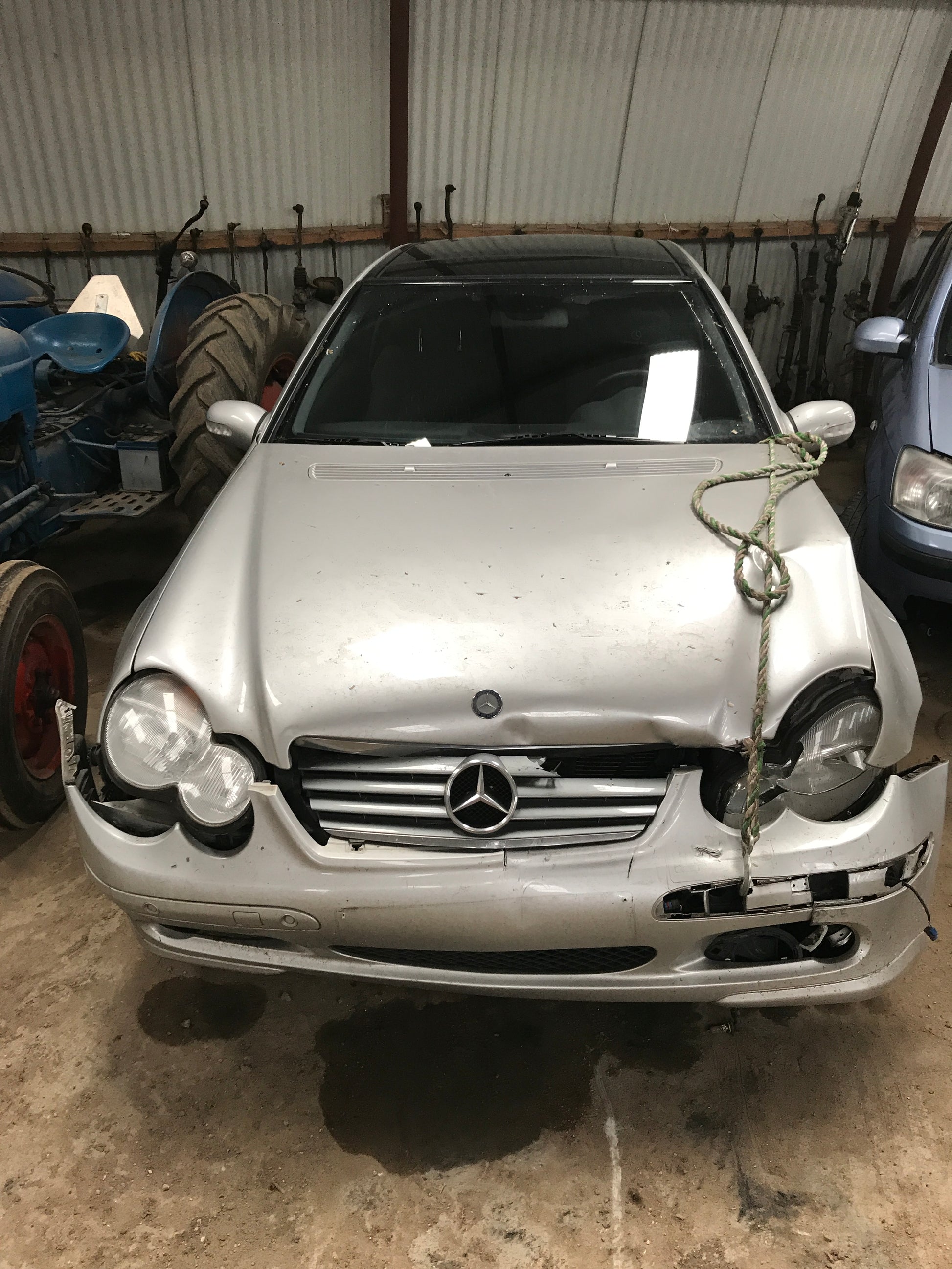 Mercedes C W203 Pluk-Selv-Bil Med OEM Nr. Ophugger Fra Mercedes Ophugger