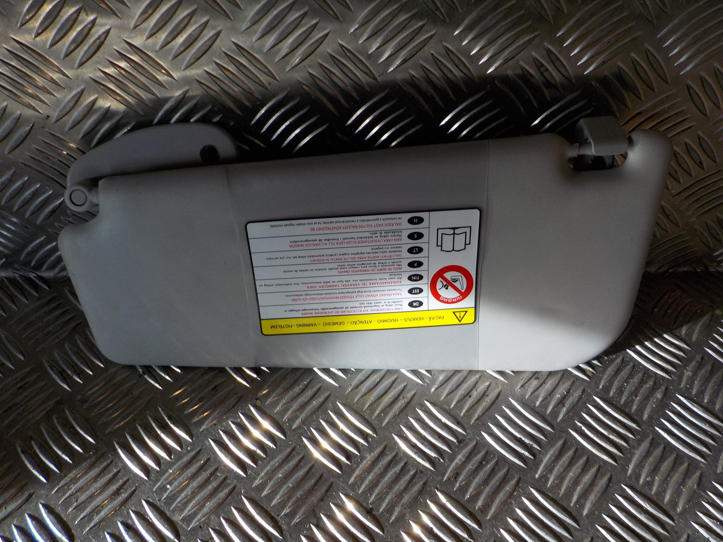 Fiat Punto Evo Solskærm Med OEM Nr. Ophugger Fra Fiat Ophugger