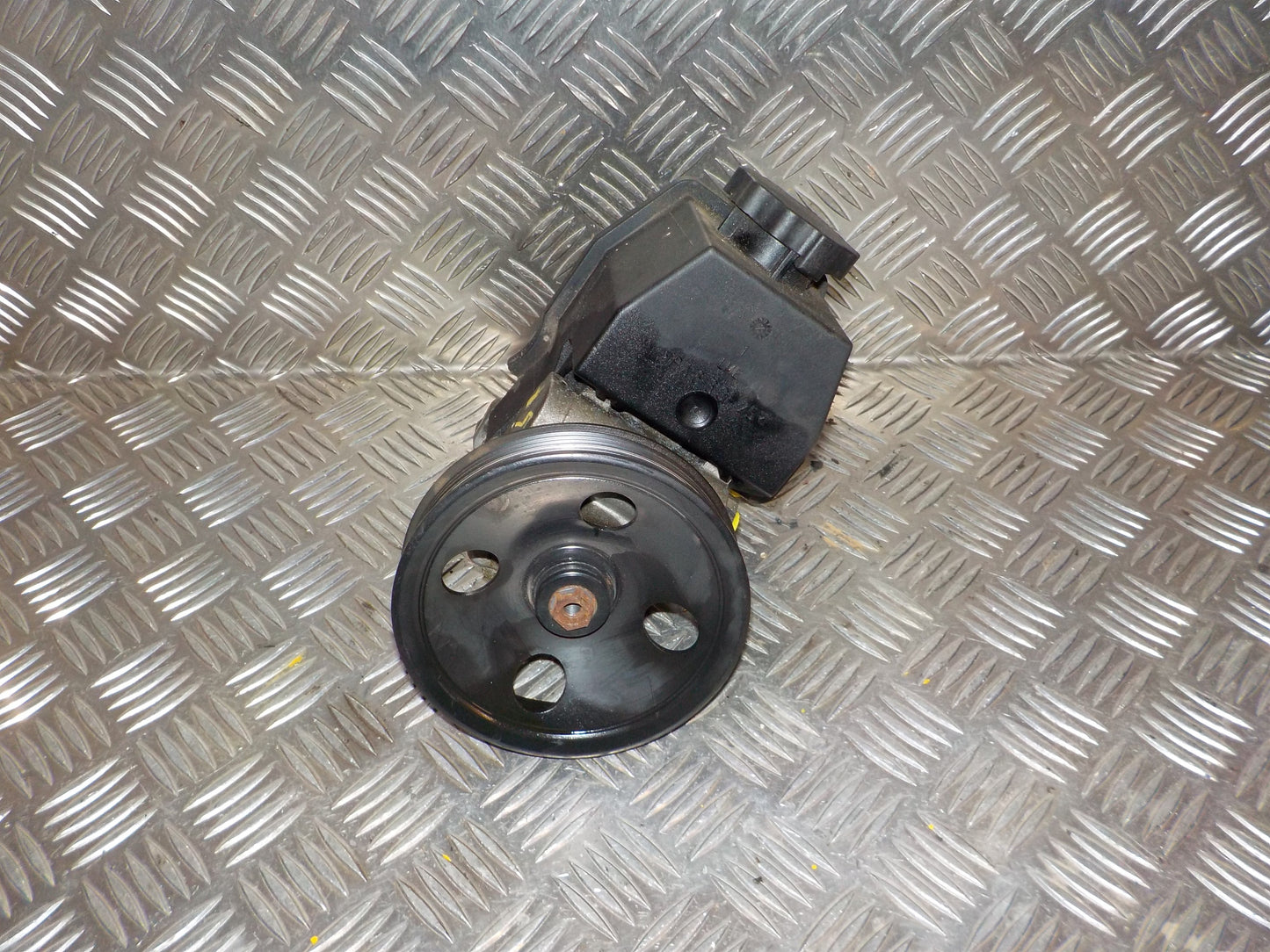 Mercedes C W203 Servopumpe Med OEM Nr. A0024668301 Fra Mercedes Ophugger